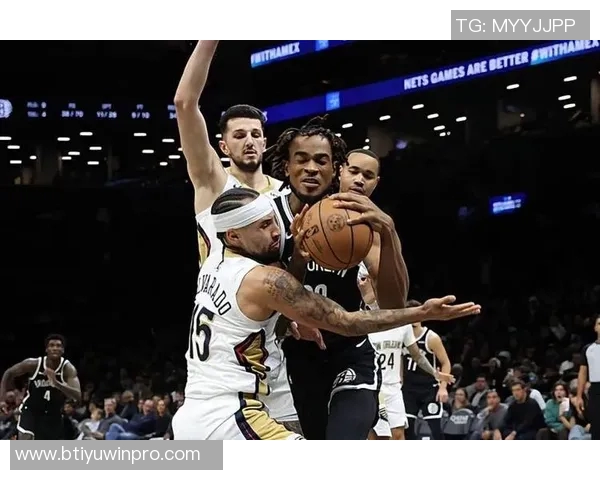 克拉克斯顿半场表现亮眼8投5中贡献12分9篮板4助攻正负值高达20