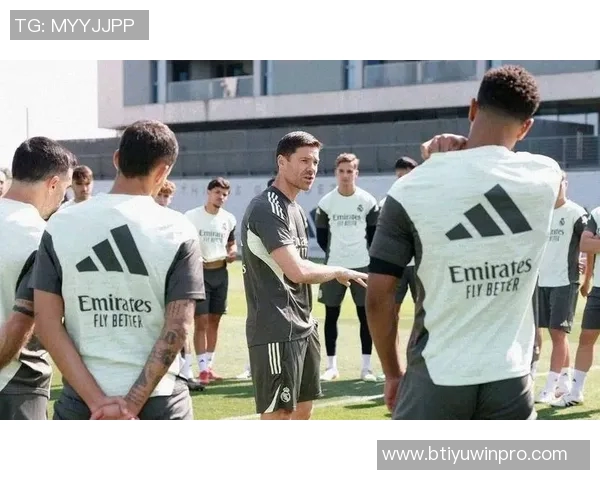 巴萨重返诺坎普进行公开训练球员教练齐聚合影留念展现团队精神